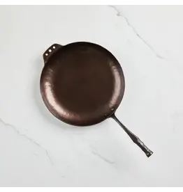 https://cdn.shoplightspeed.com/shops/635781/files/56150507/262x276x2/smithey-carbon-steel-farmhouse-skillet.jpg