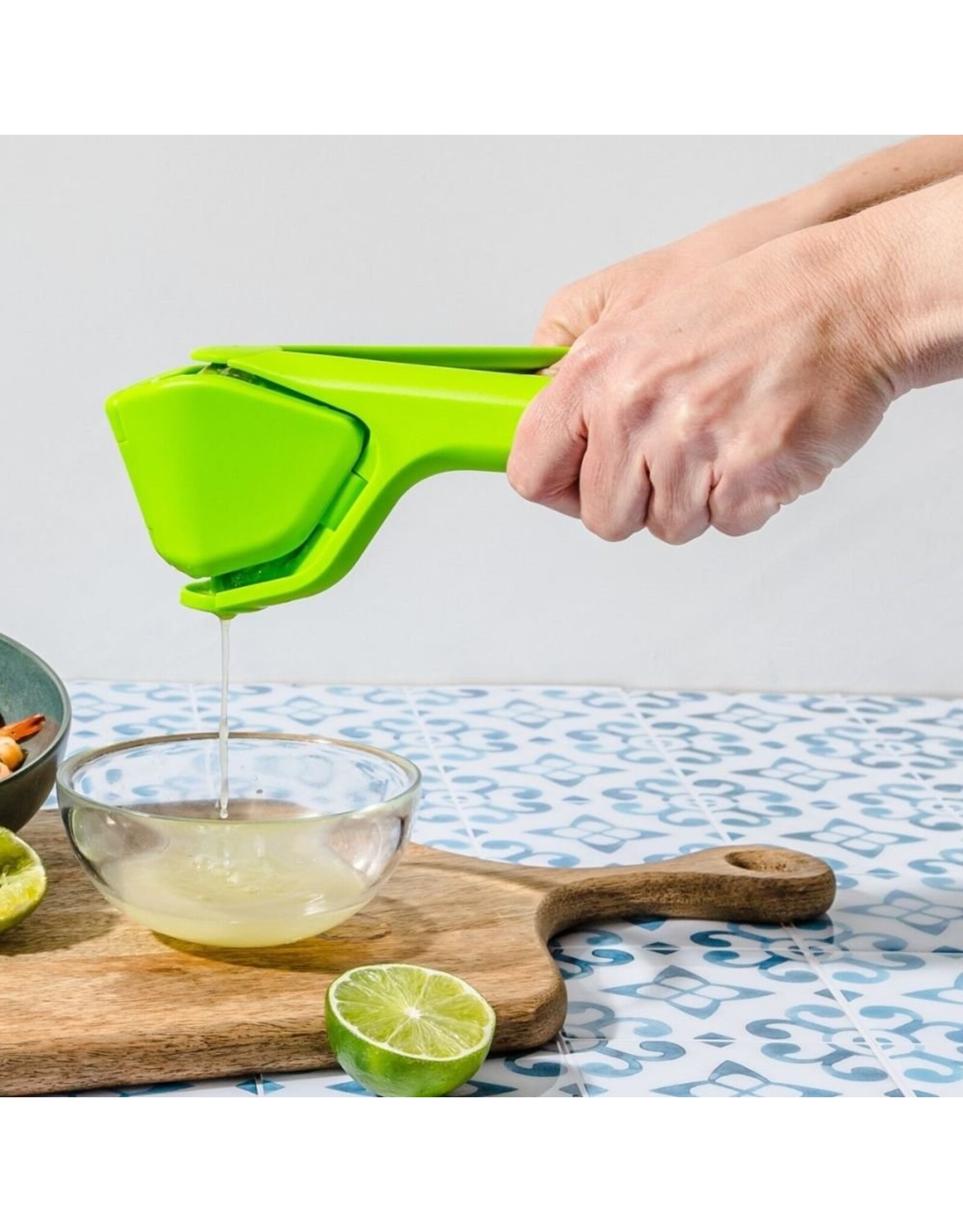 https://cdn.shoplightspeed.com/shops/635781/files/59380838/1600x2048x2/dreamfarm-fluicer-fold-flat-easy-juicer-lime.jpg