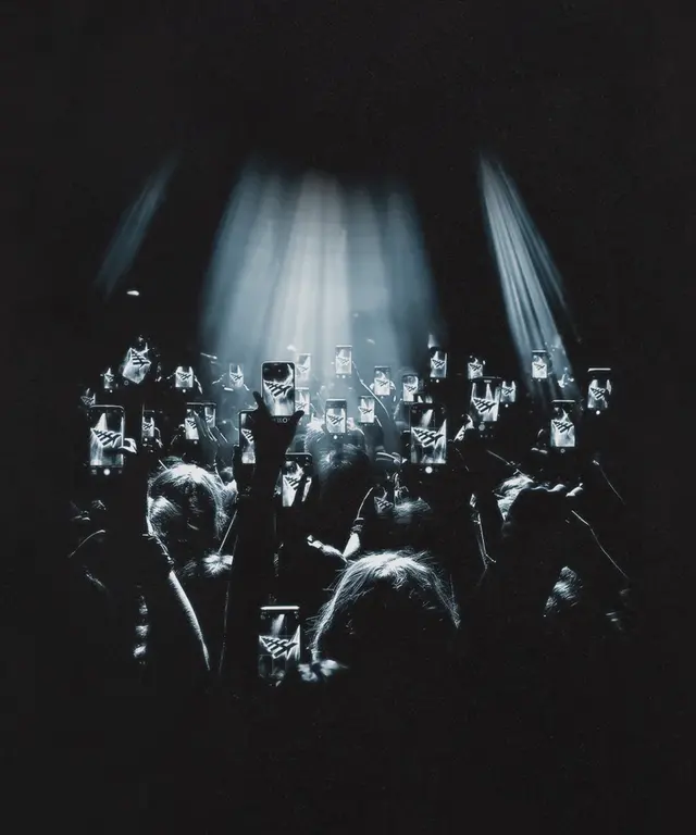 Paper Planes Paper Planes Concert Crowd Tee