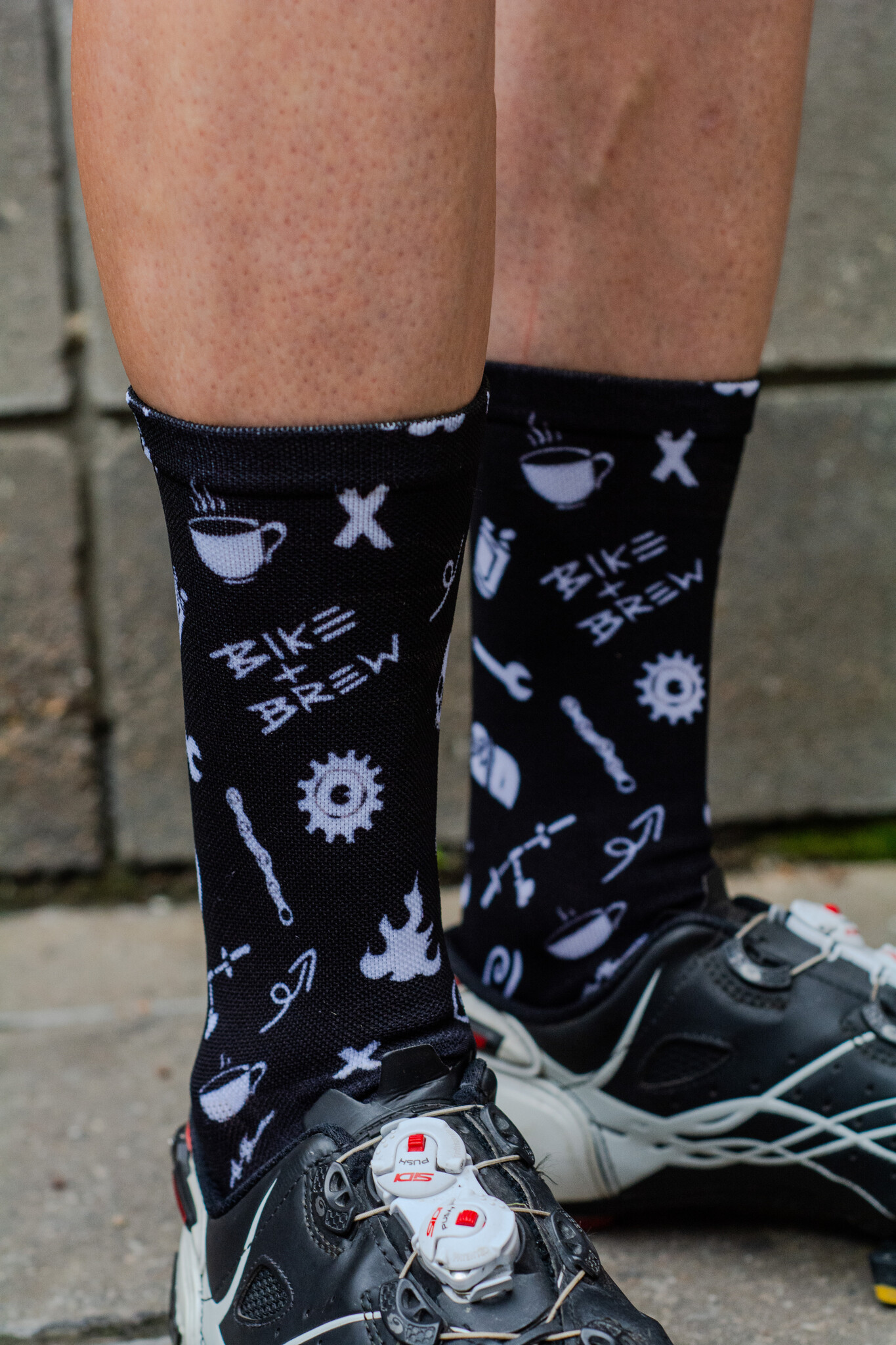 BIKE AND BREW Tech Sock - Party Print