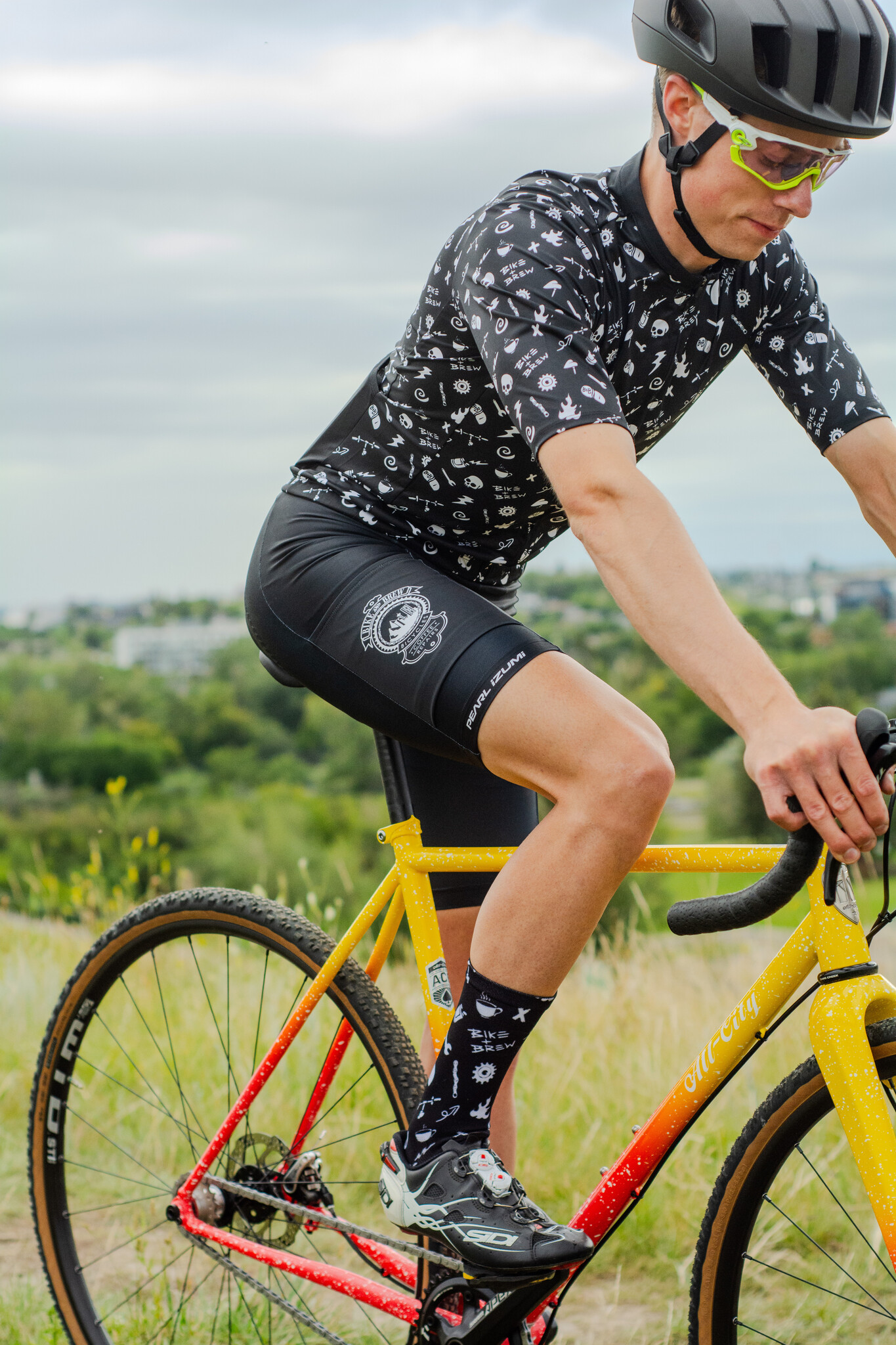 PEARL IZUMI Men's Expedition Bib Short x Bike and Brew