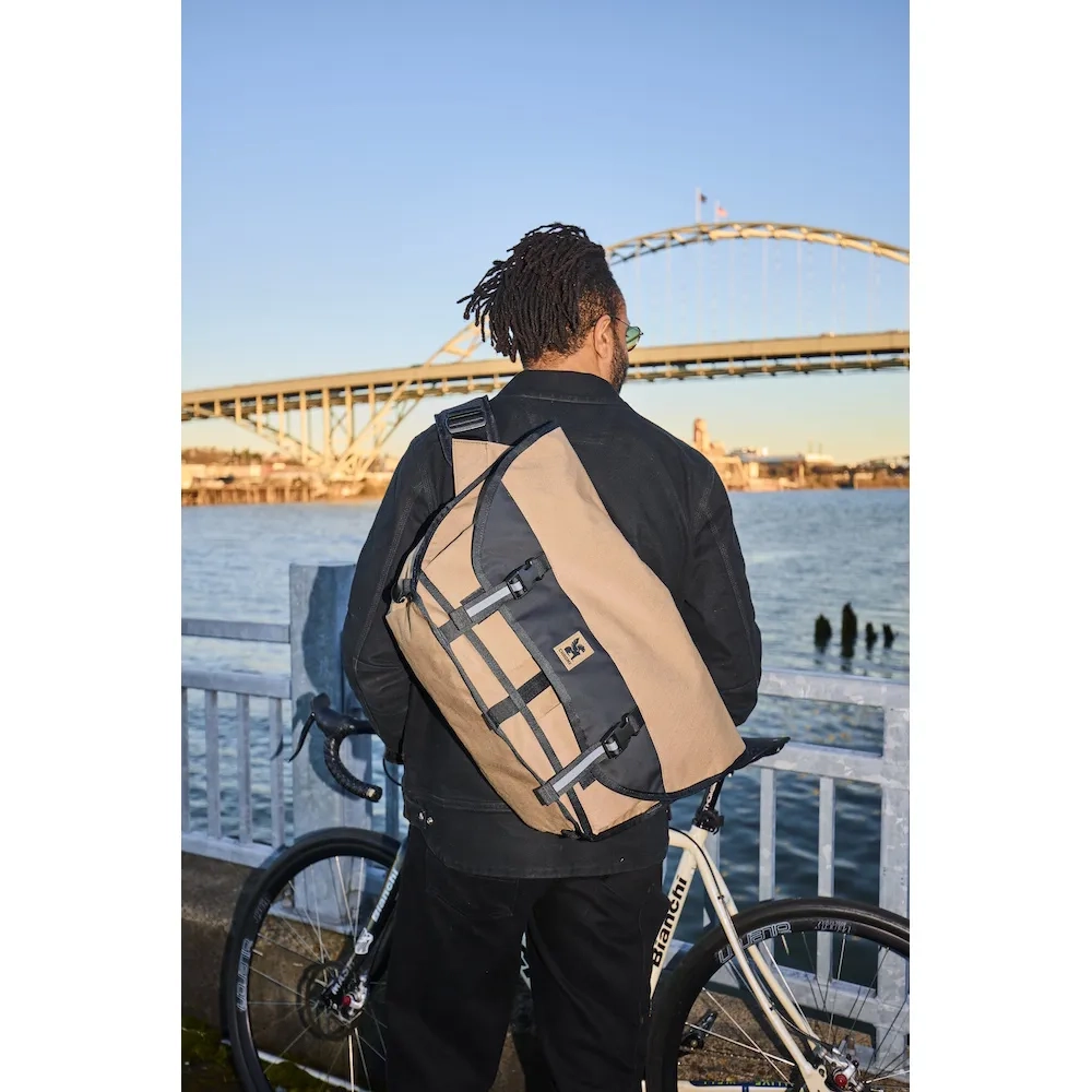 CHROME INDUSTRIES Citizen Messenger Bag 24L