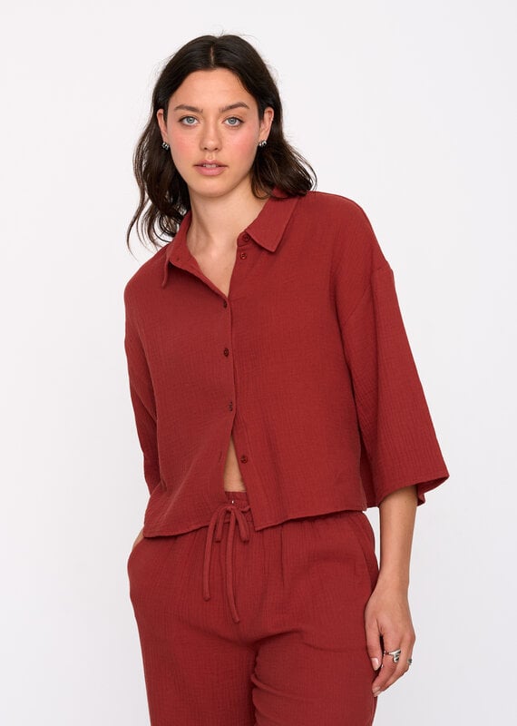 24COLOURS TRUE RED BUTTON TOP