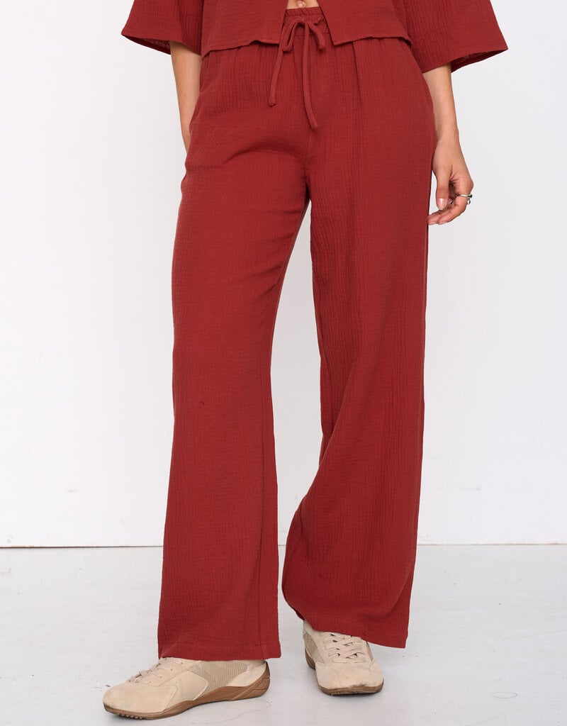 24COLOURS TRUE RED TIE PANTS