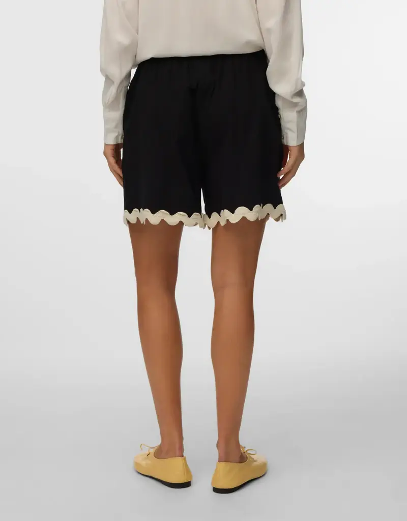 VERO MODA JENNA SHORTS W/ SCALLOPPED EDGE