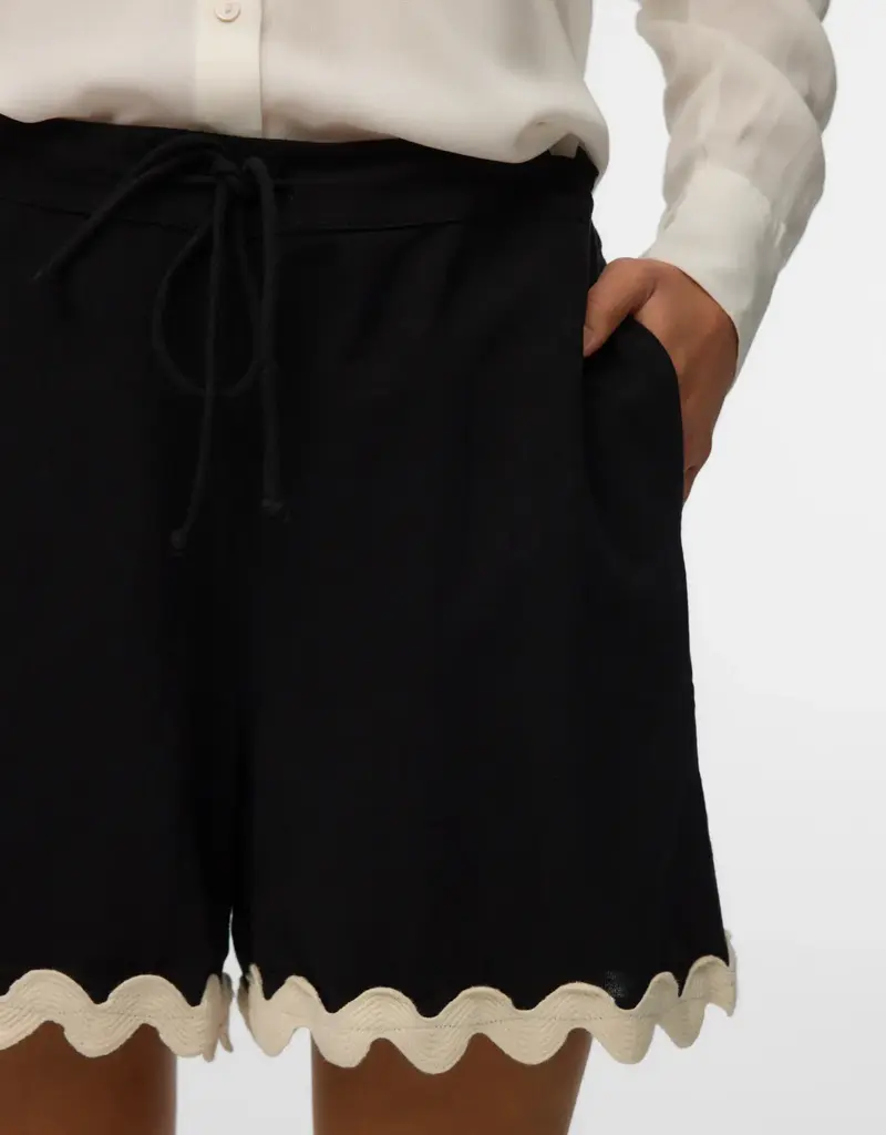 VERO MODA JENNA SHORTS W/ SCALLOPPED EDGE