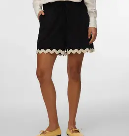VERO MODA JENNA SHORTS W/ SCALLOPPED EDGE