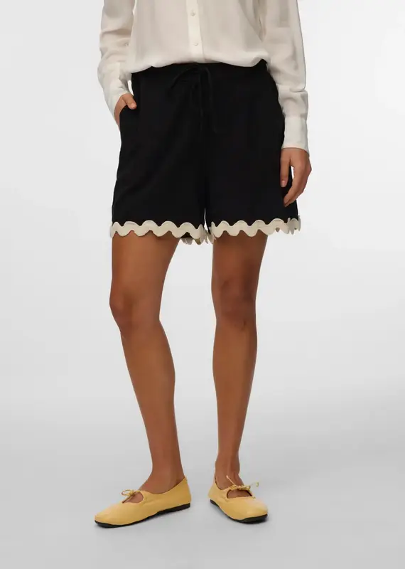 VERO MODA JENNA SHORTS W/ SCALLOPPED EDGE