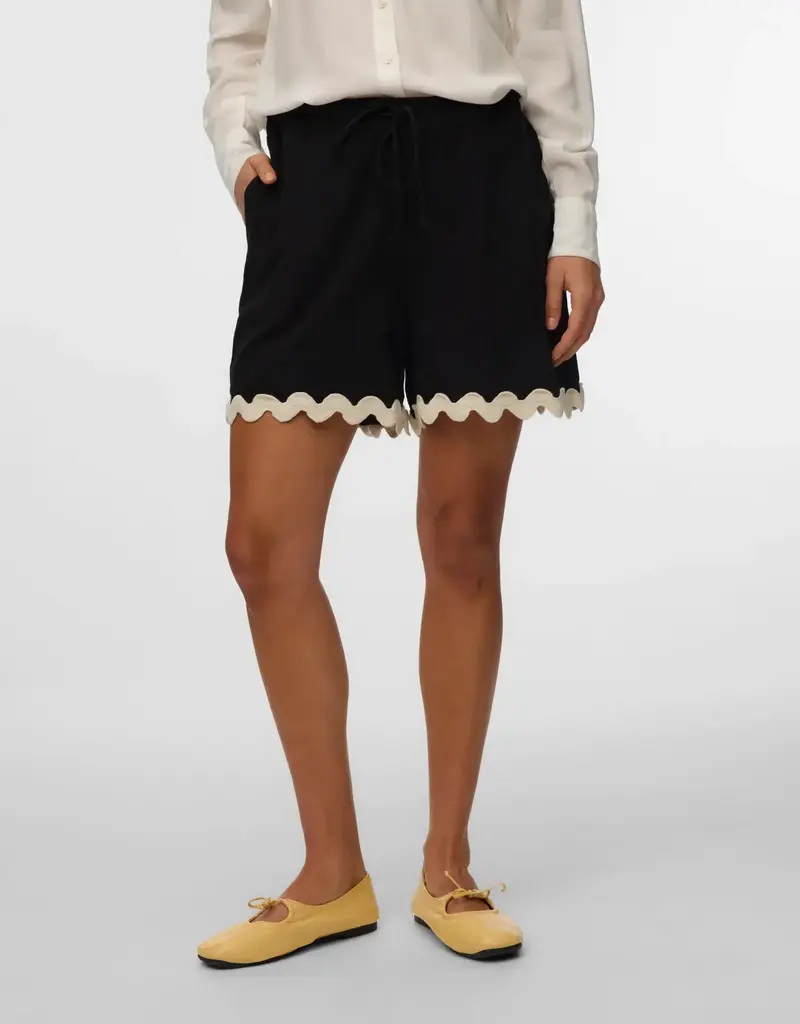 VERO MODA JENNA SHORTS W/ SCALLOPPED EDGE