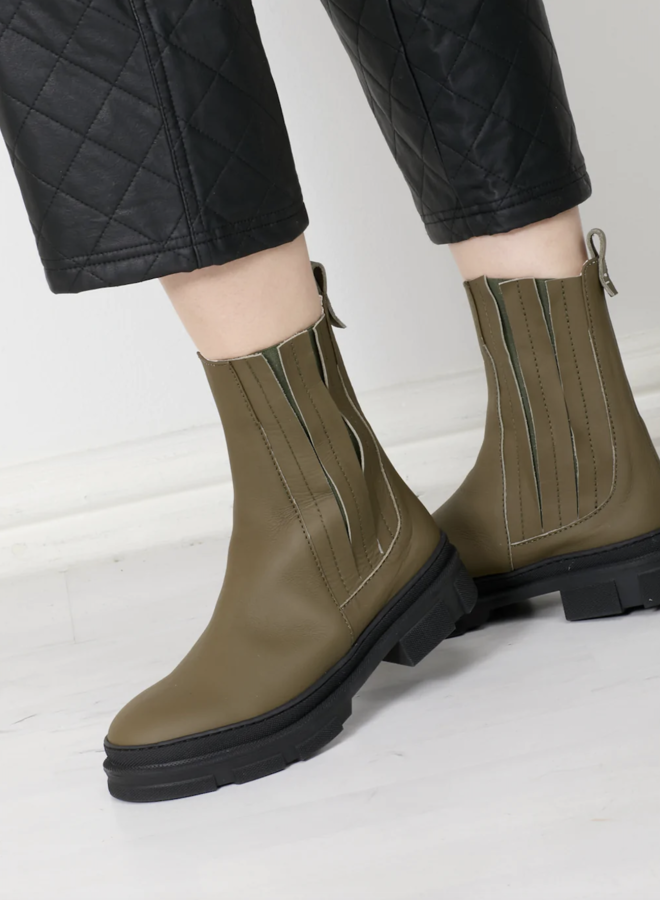 CHELSEA HIKING BOOT IN OLIVE