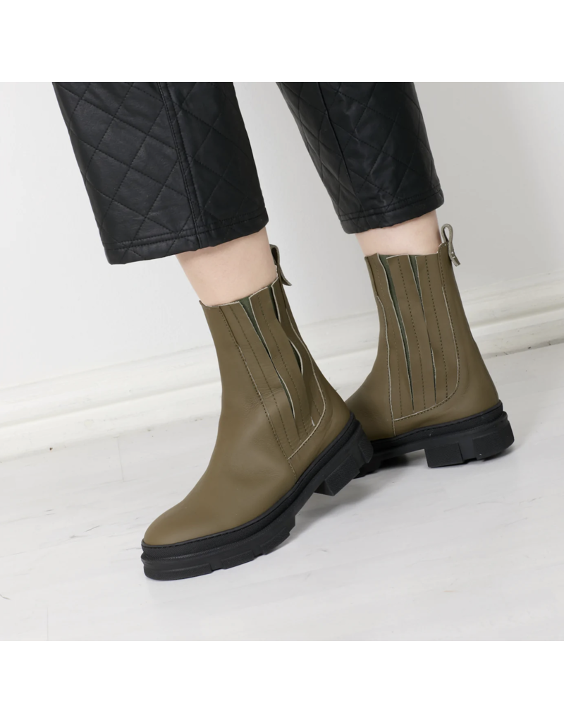 TERHI PÖLKKI CHELSEA HIKING BOOT IN OLIVE