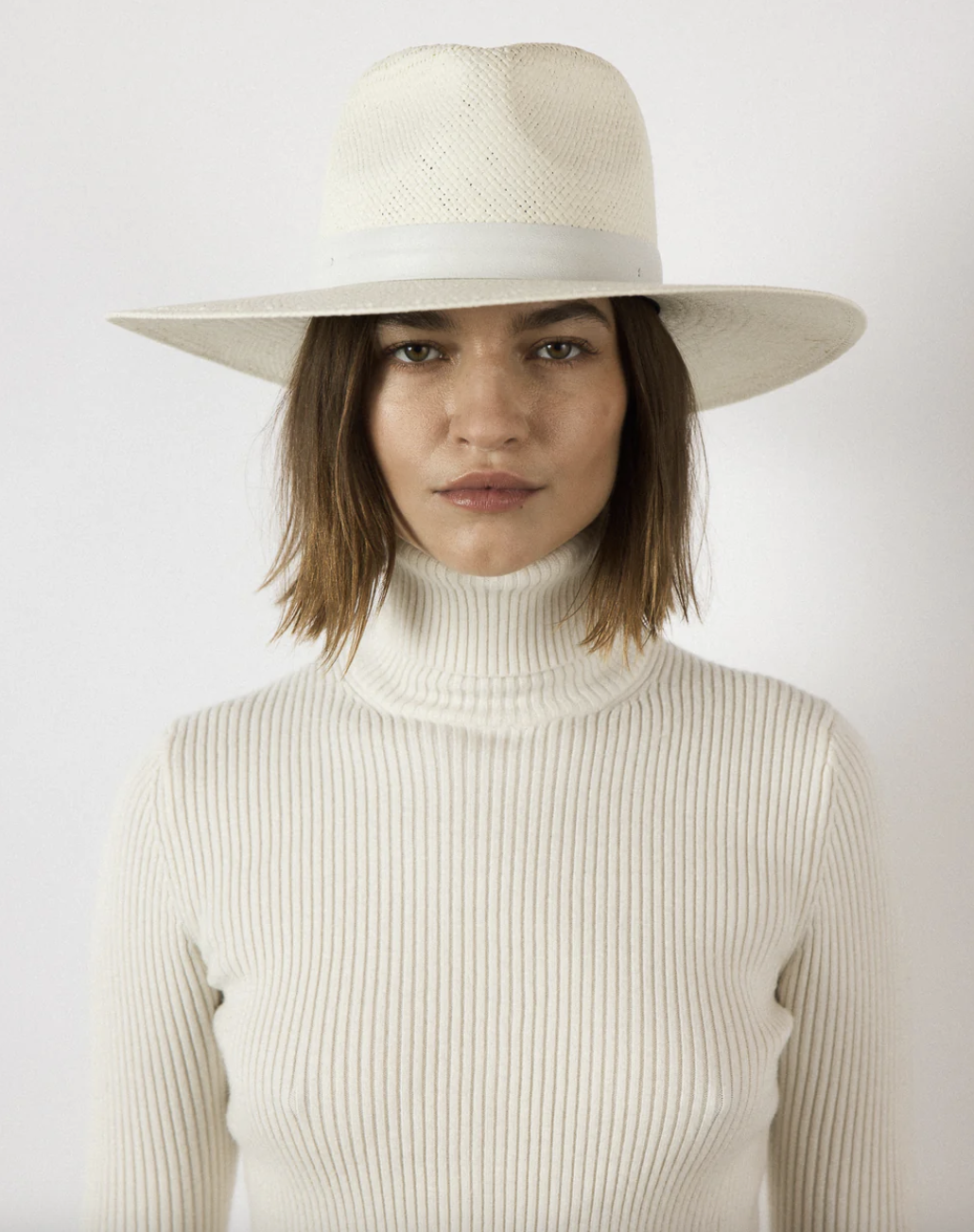 JANESSA LEONÉ ZOE FEDORA IN BLEACH