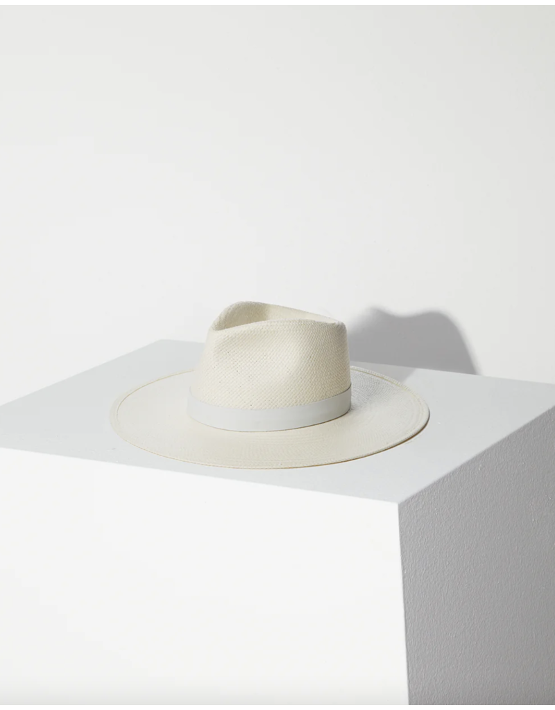 JANESSA LEONÉ ZOE FEDORA IN BLEACH