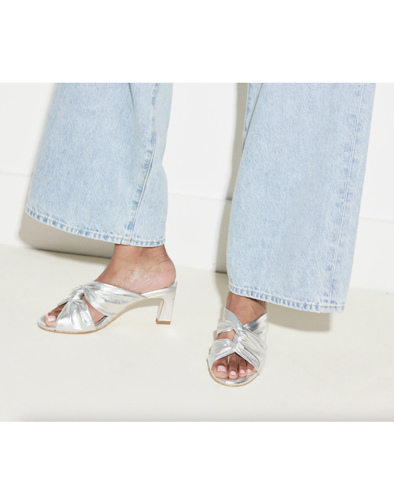 FREDA SALVADOR VALENTINA TWIST MID-HEEL SANDAL IN SILVER CALF
