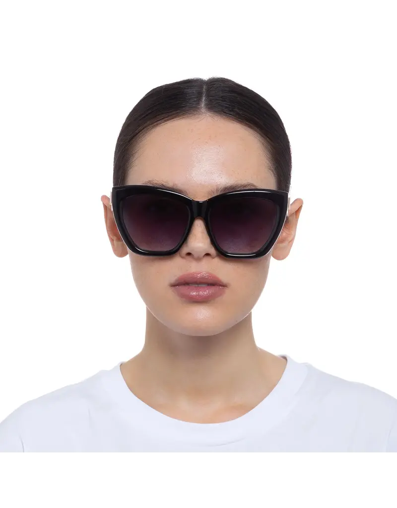 LE SPECS VAMOS SUNGLASSES IN BLACK + SMOKE
