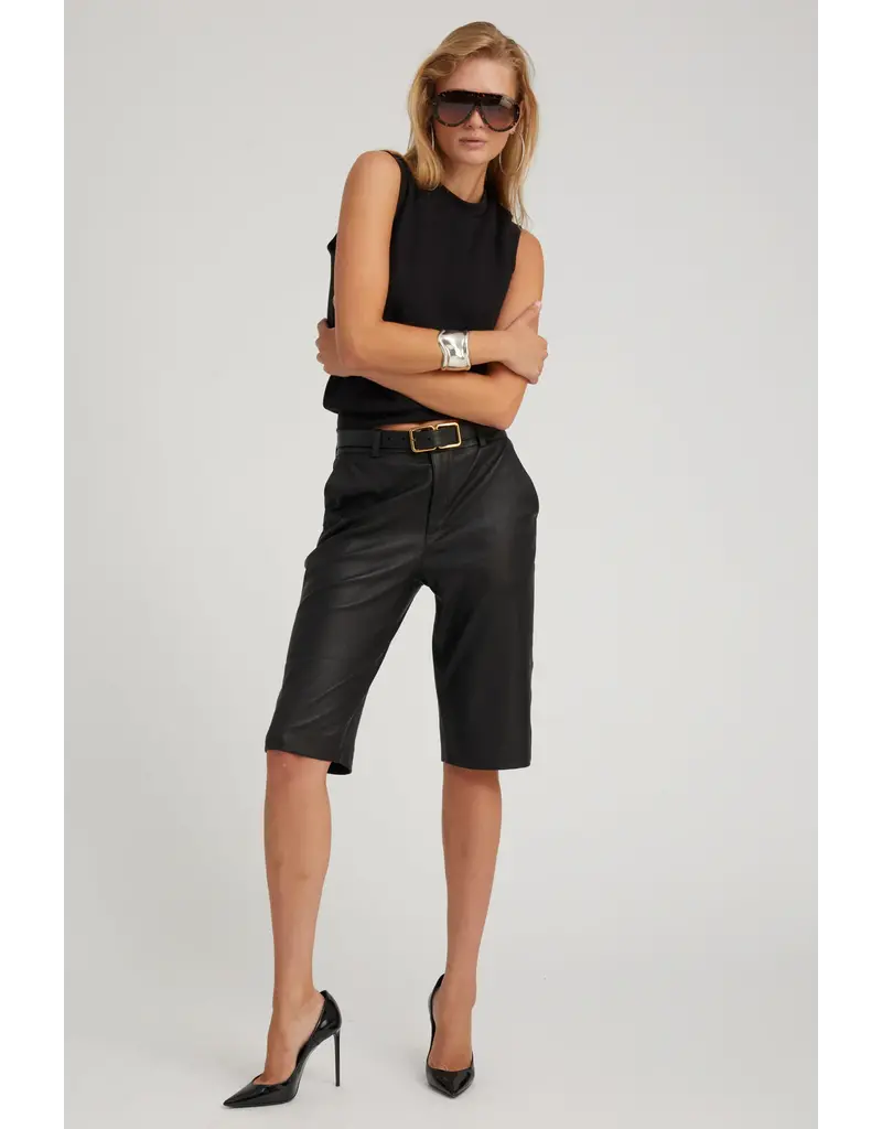 LEATHER BERMUDA TROUSER SHORTS IN BLACK