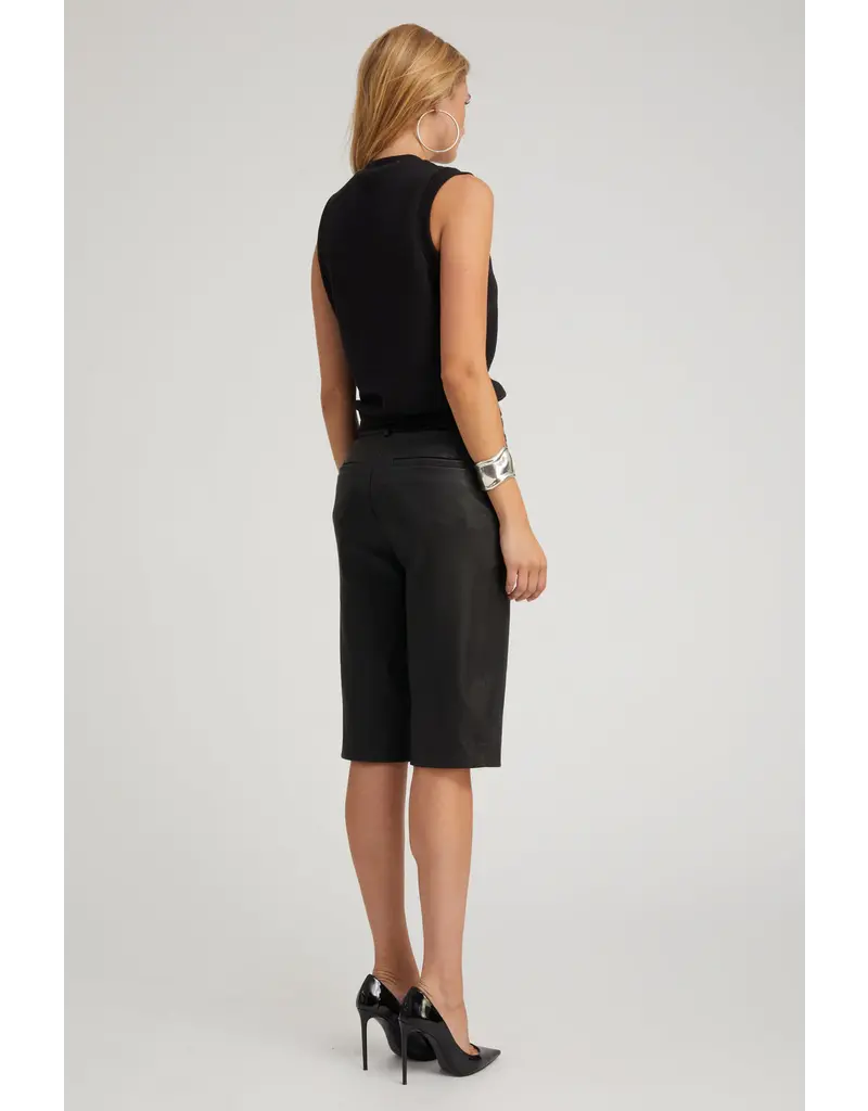 LEATHER BERMUDA TROUSER SHORTS IN BLACK