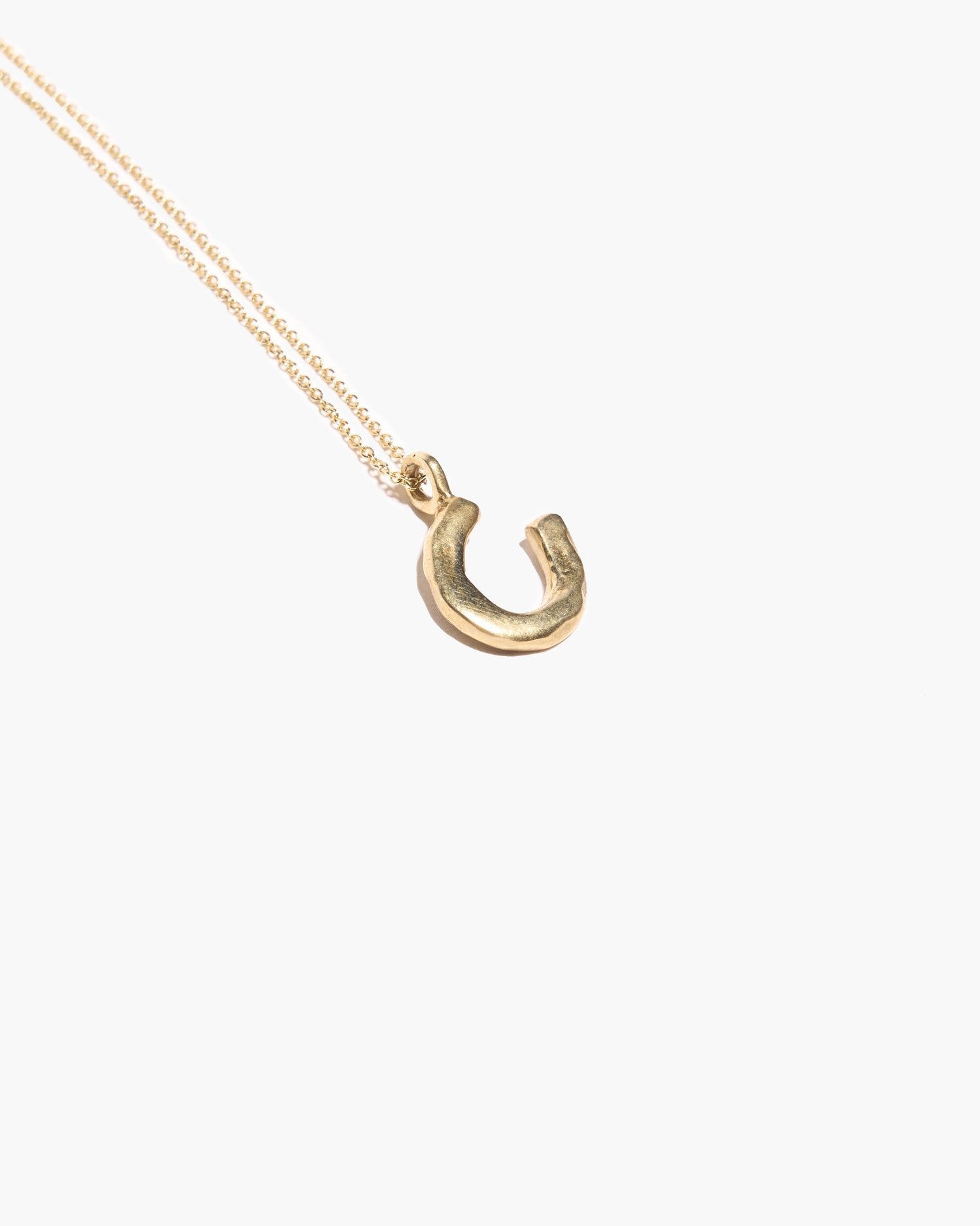 ODETTE HORSESHOE NECKLACE IN BRASS