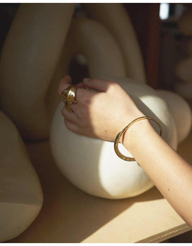 ODETTE TIDAL BANGLE IN BRASS