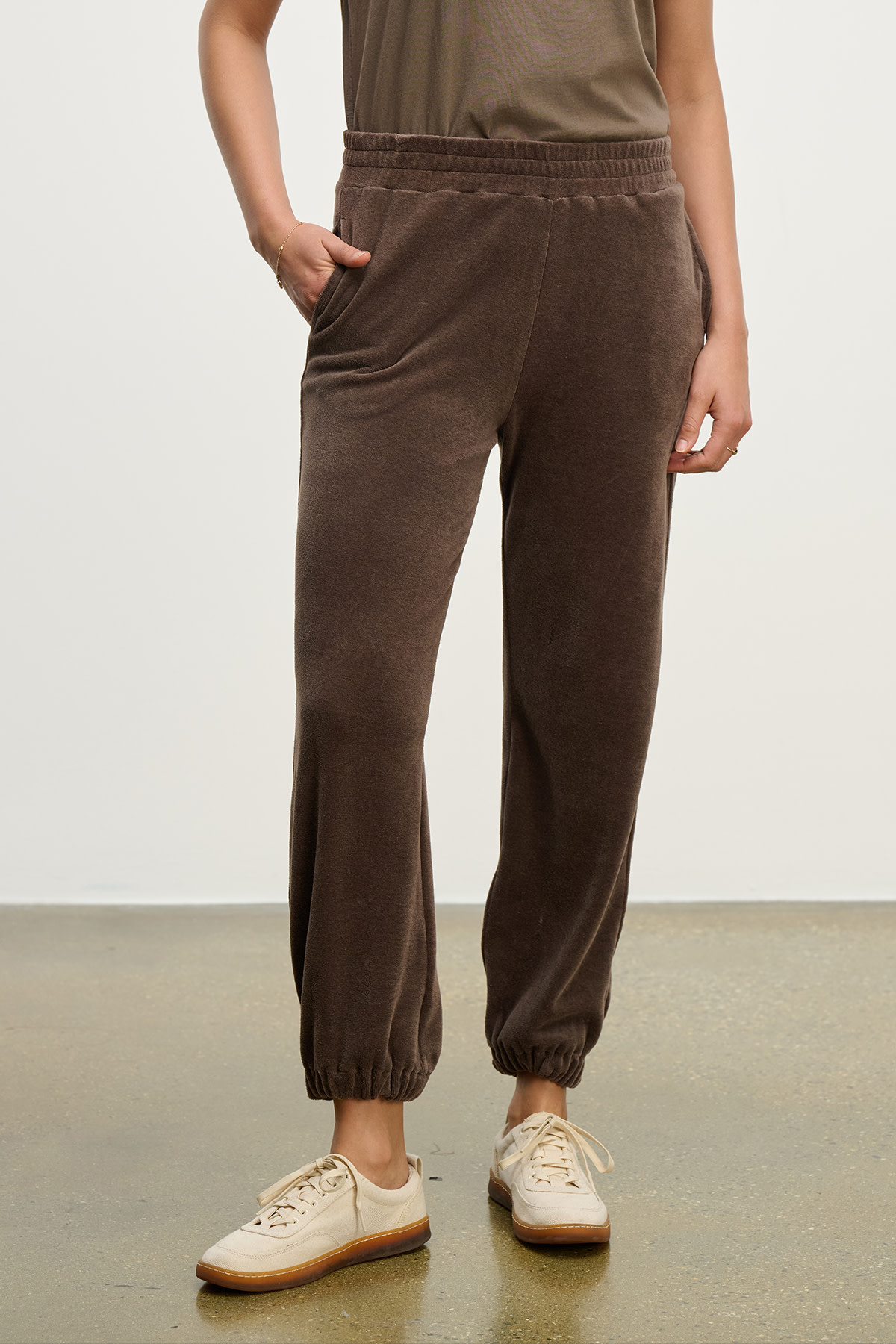VELVET BY GRAHAM & SPENCER ESSIE JOGGER IN CHOCOLATE