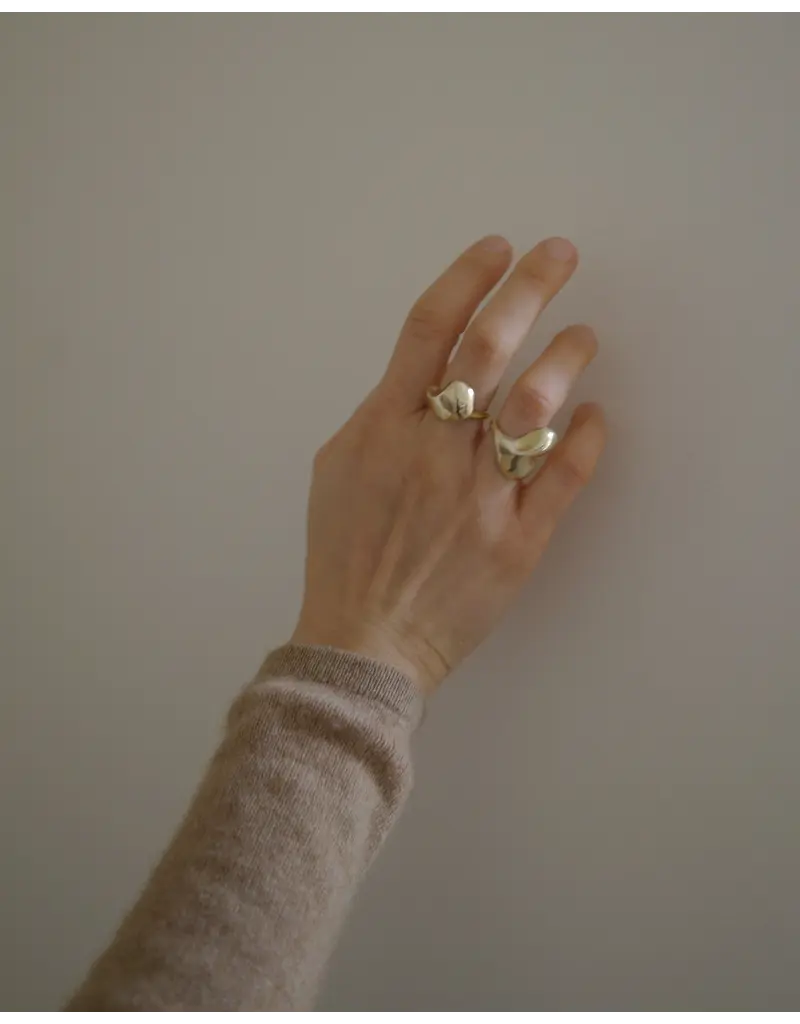 ODETTE COMMA RING IN STERLING SILVER (SIZE 7)