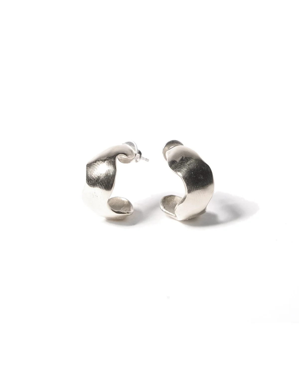 ODETTE SMALL WAVY HOOPS IN STERLING SILVER