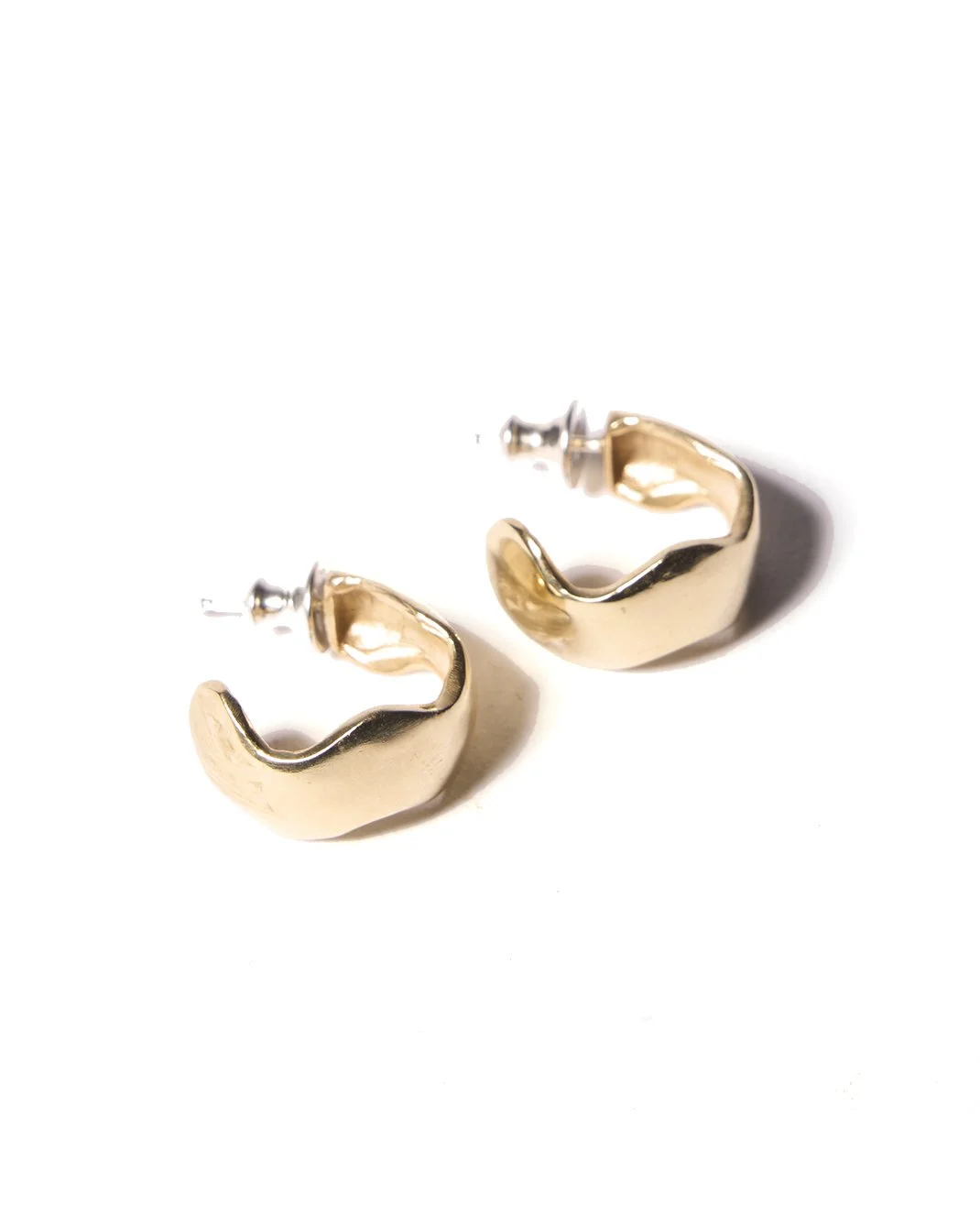 ODETTE SMALL WAVY HOOPS IN RECYCLED BRASS