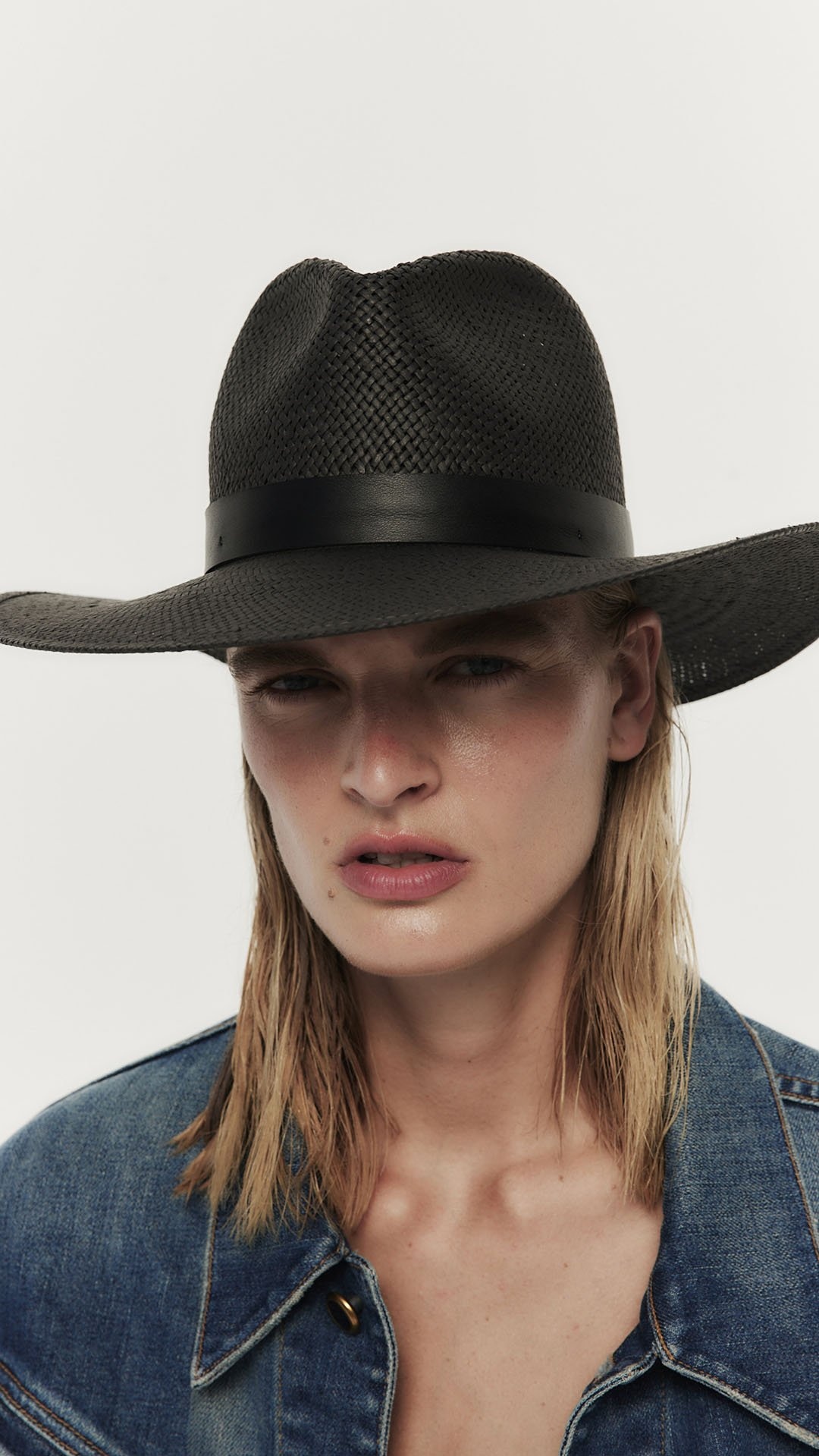 JANESSA LEONÉ SIMONE HAT IN BLACK
