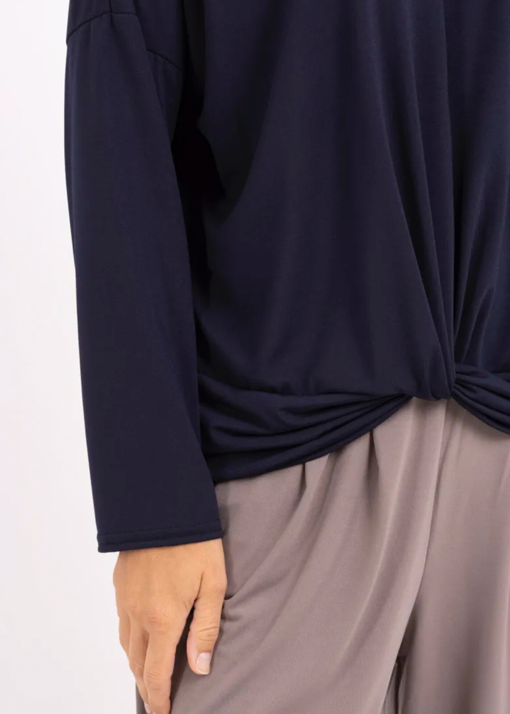 Solid tuck front +3 colors