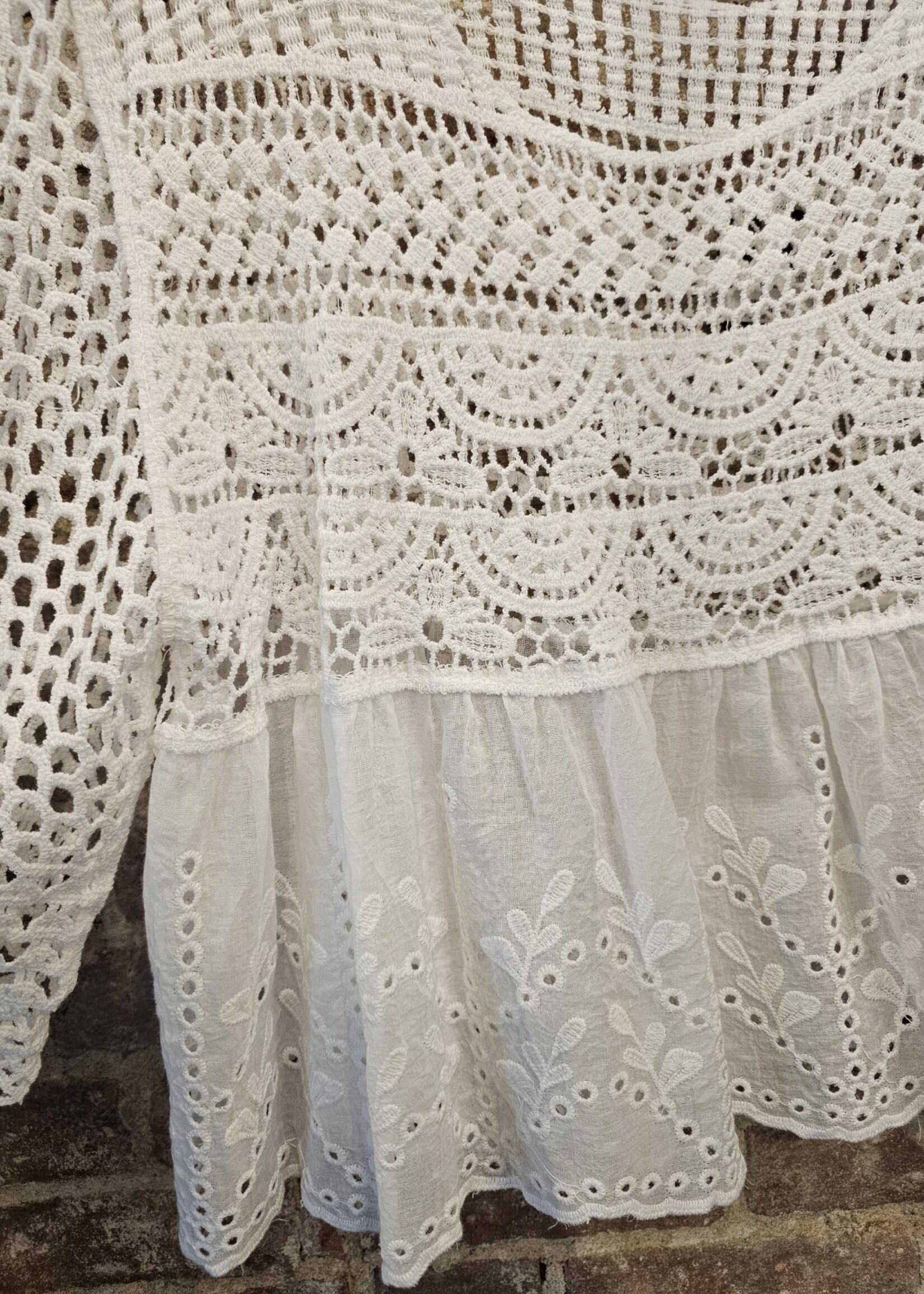 Eyelet hem crochet top +2 colors