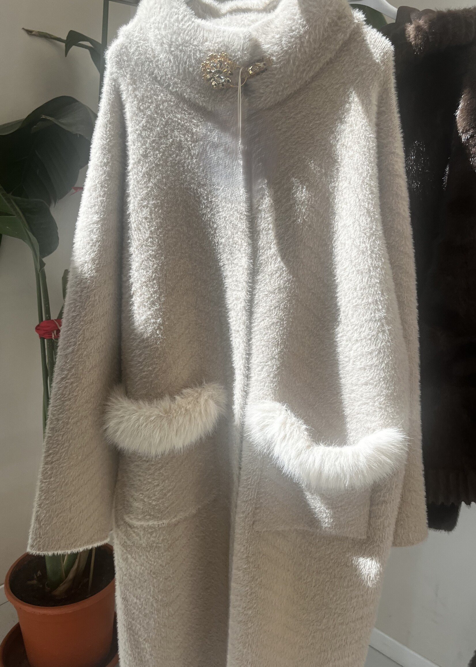 Fur trim brooch coat