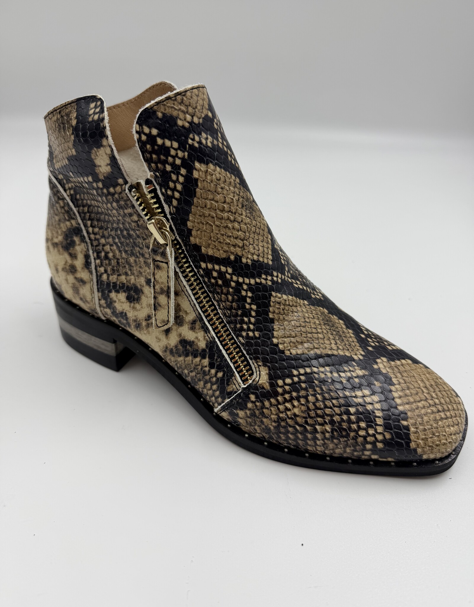 DJANGO ANDJULIETTE FLORISS
