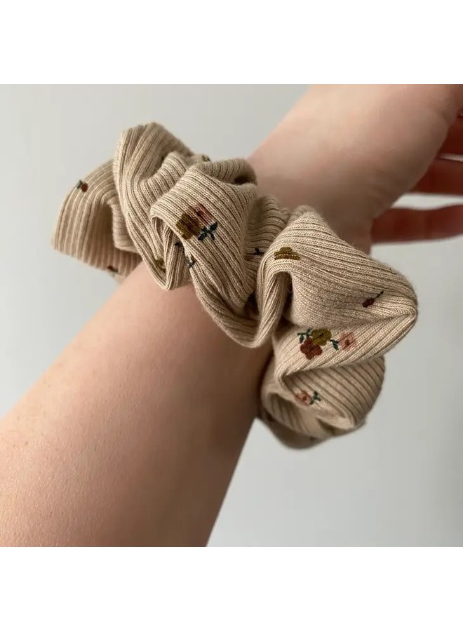 Neutral Floral Bud Ribbed Scrunchie