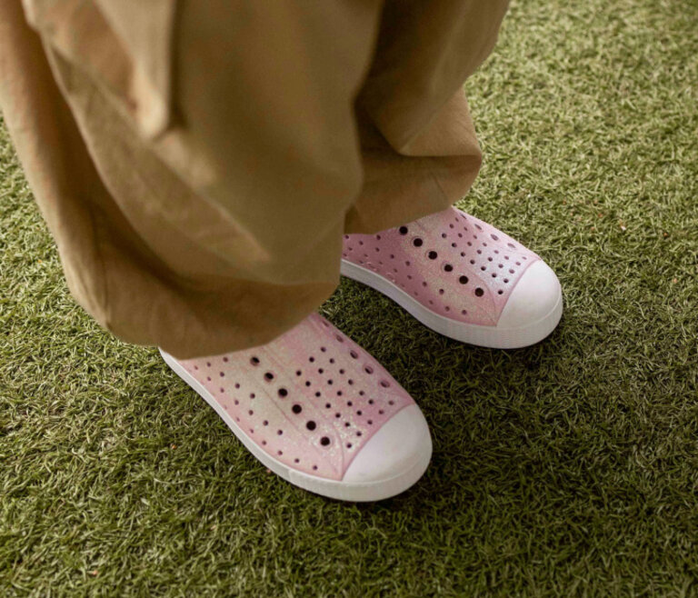 NATIVE Jefferson Bio-Bling  Barely Pink Bling/ Shell White