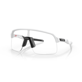 Les lunettes Oakley Sutro Lite sont un nouveau style axé sur la performance et conçu pour un style de vie actif. La forme de la lentille en bouclier maximise votre vision périphériqueSutro Lite Matte White Clear to Black Iridium Photochromic Lenses
