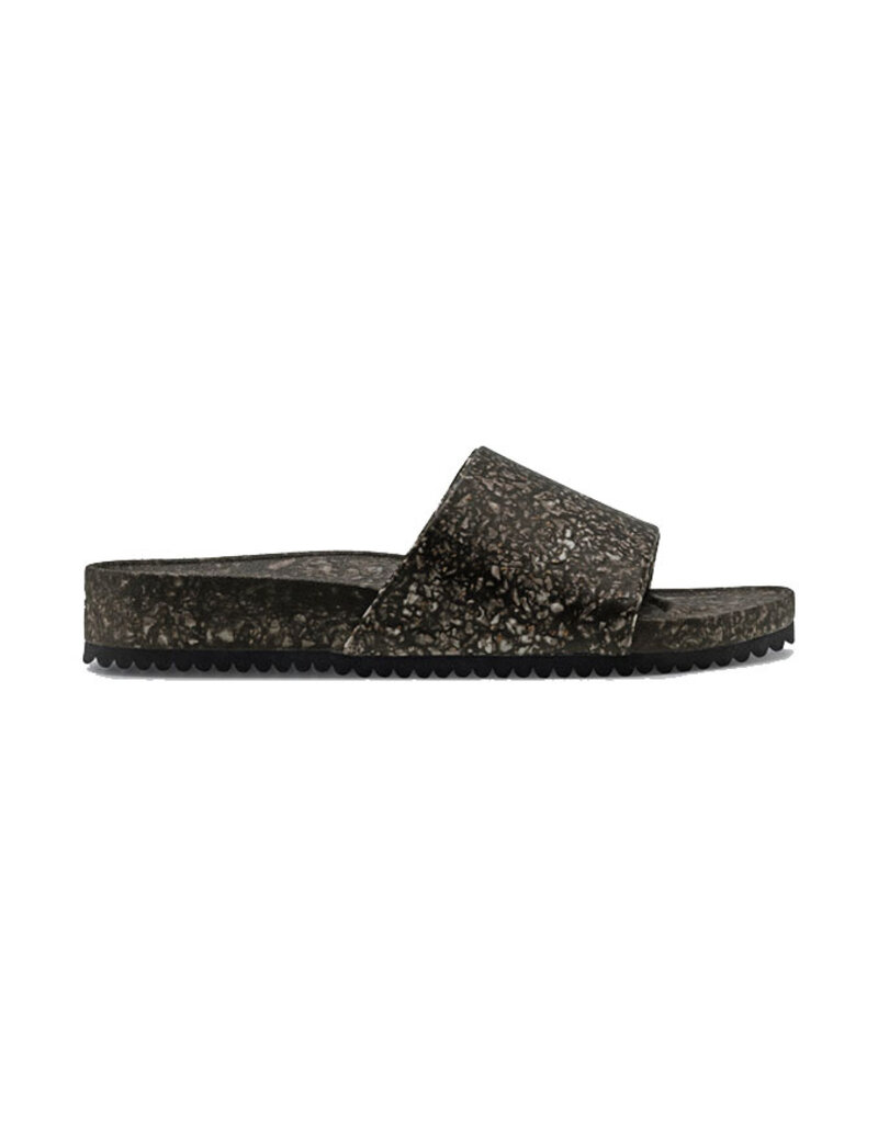 FLEKS EAST BEACH SLIDE-BLACK SAND BEACH