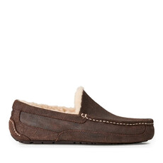 UGG MEN'S ASCOT DISTRESSED LEATHER SLIPPER-DUSTED COCOA