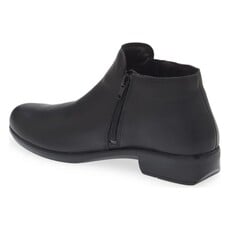 NAOT WOMEN'S HELM LEATHER-BLACK | BEND SHOE CO