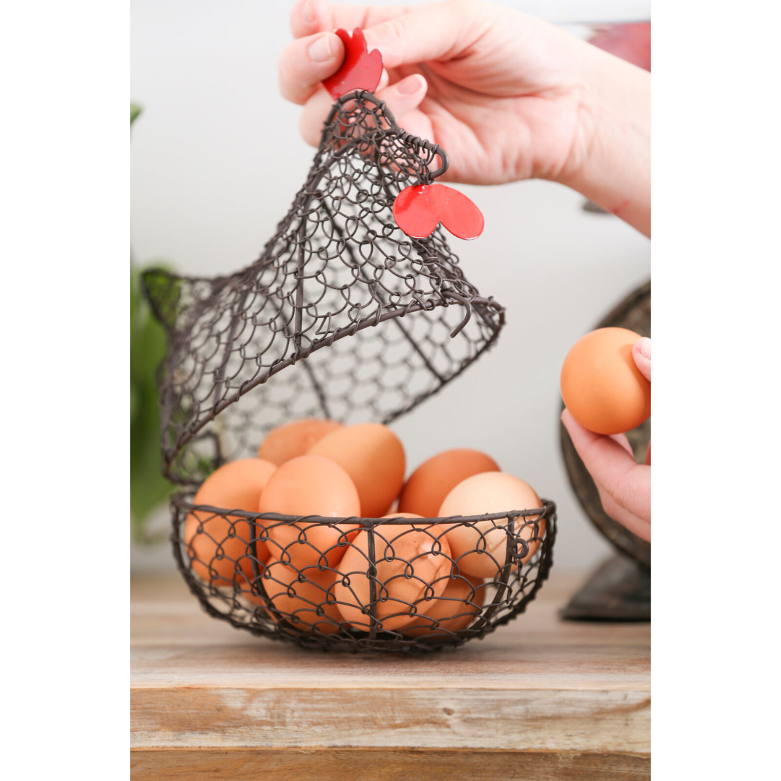 Evergreen Enterprises Metal Wire Sitting Hen Basket  3BT543 loading=