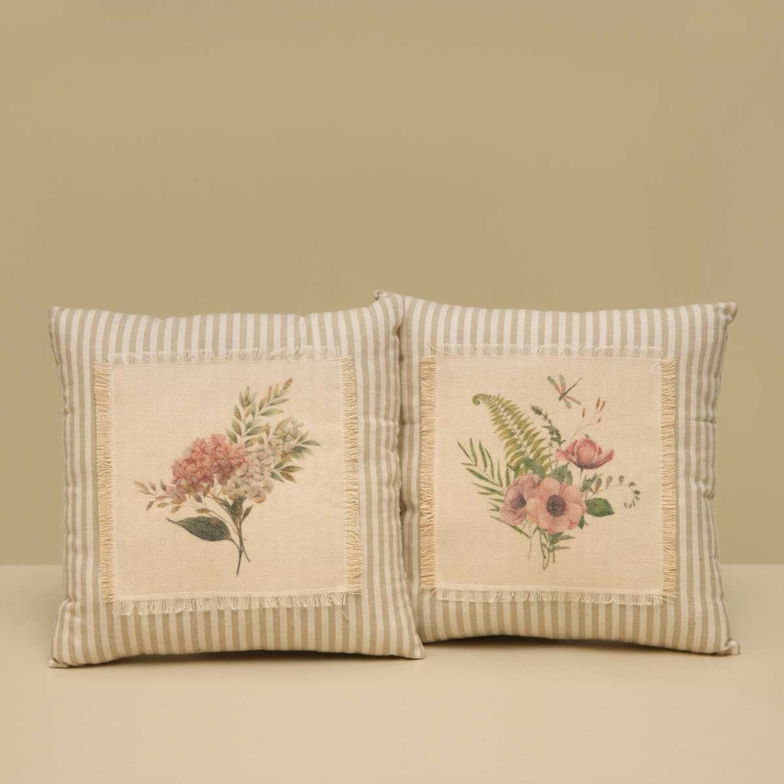 Meravic Floral Pillow Beige/Cream      T5384 loading=