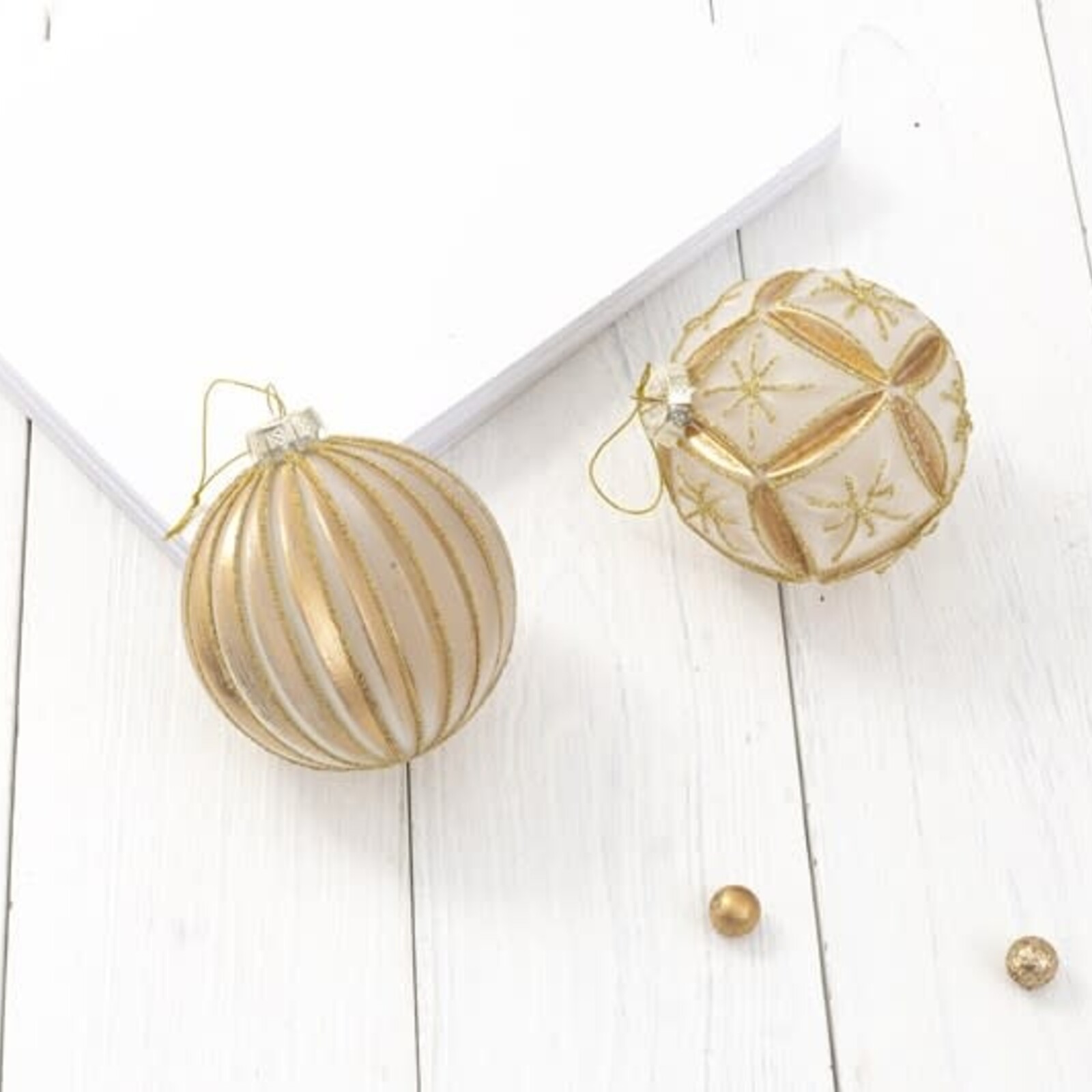 Trade Cie 4" Round Molded Glass Ornament    CM5543A loading=