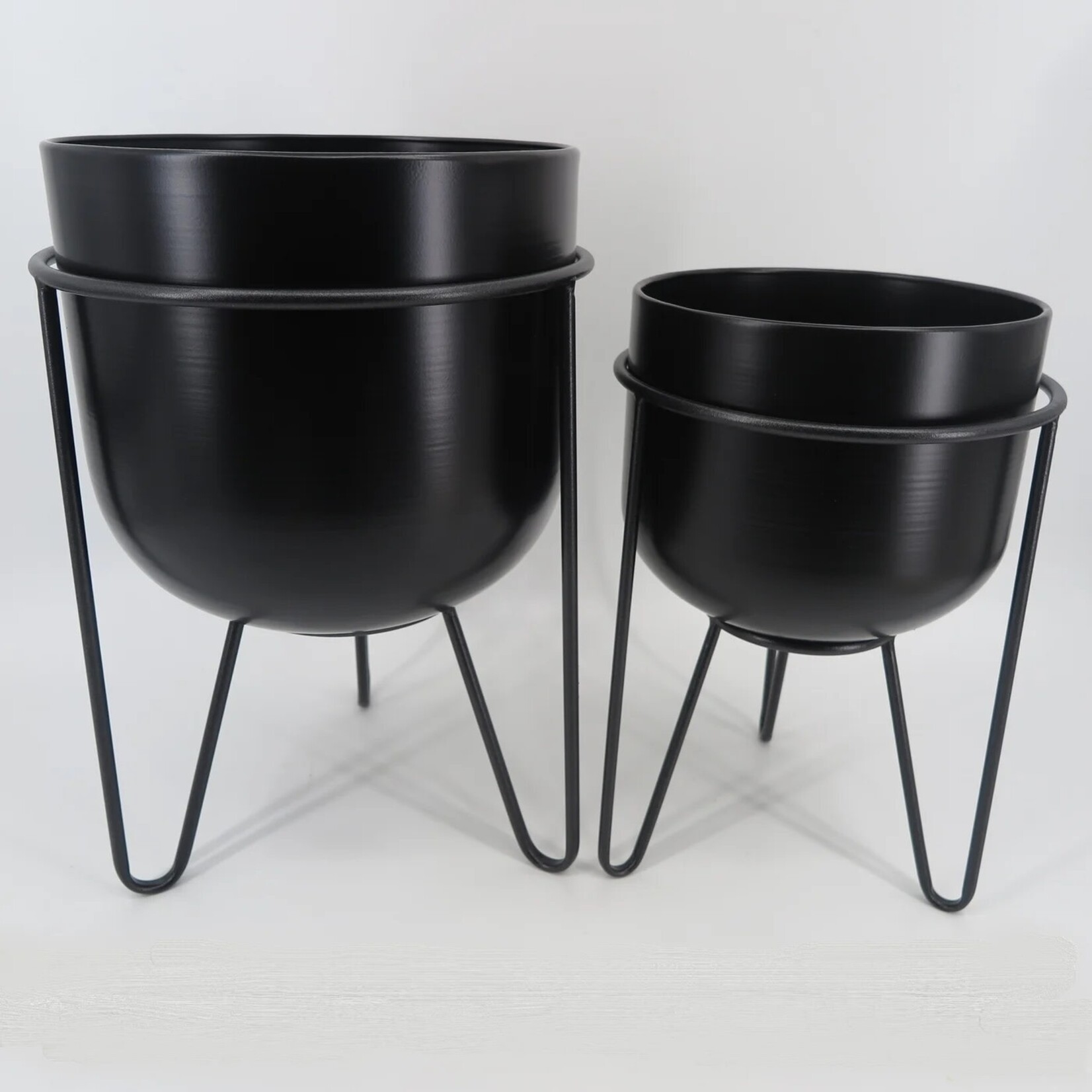 Lg-Black Container on Metal Black Stand