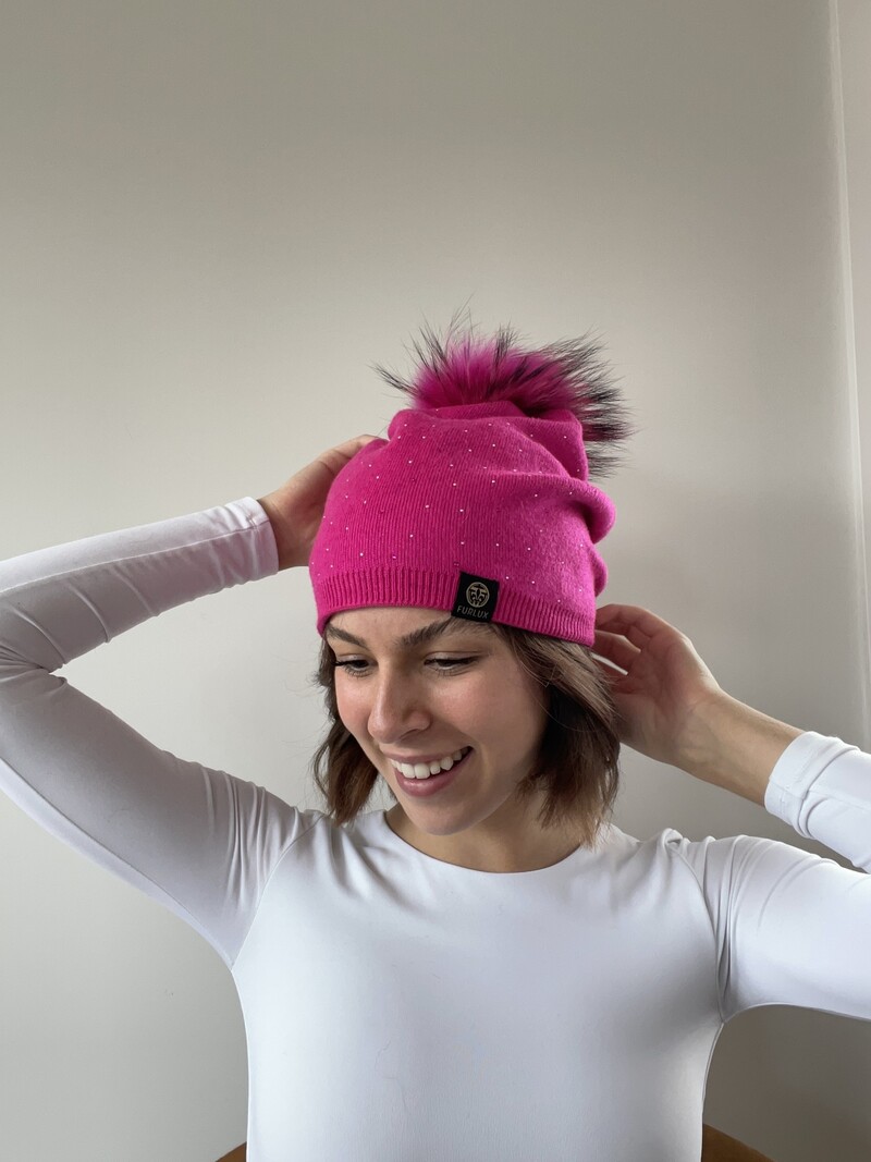 Bonnet à pompon avec strass noir femme