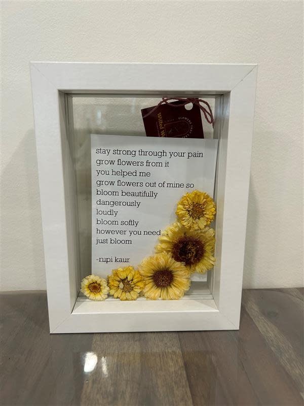 5x7 आकार के दो शैडो बॉक्स फ्रेम का पैक – सूखे फूल, पदक, तस्वीरें और अन्य वस्तुएं प्रदर्शित करें