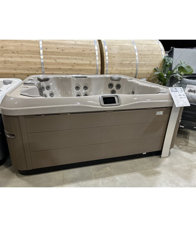 Bullfrog Spas Custom X8 Acorn - Almond