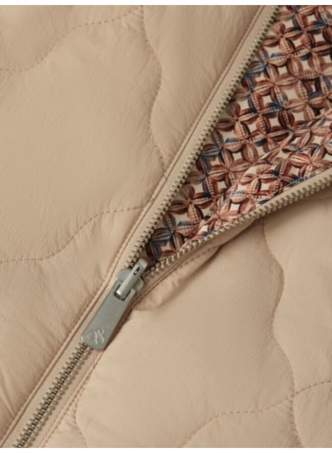 Quilted reversible bomber