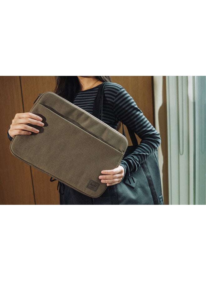 Denman 15-16 Inch Sleeve Tech