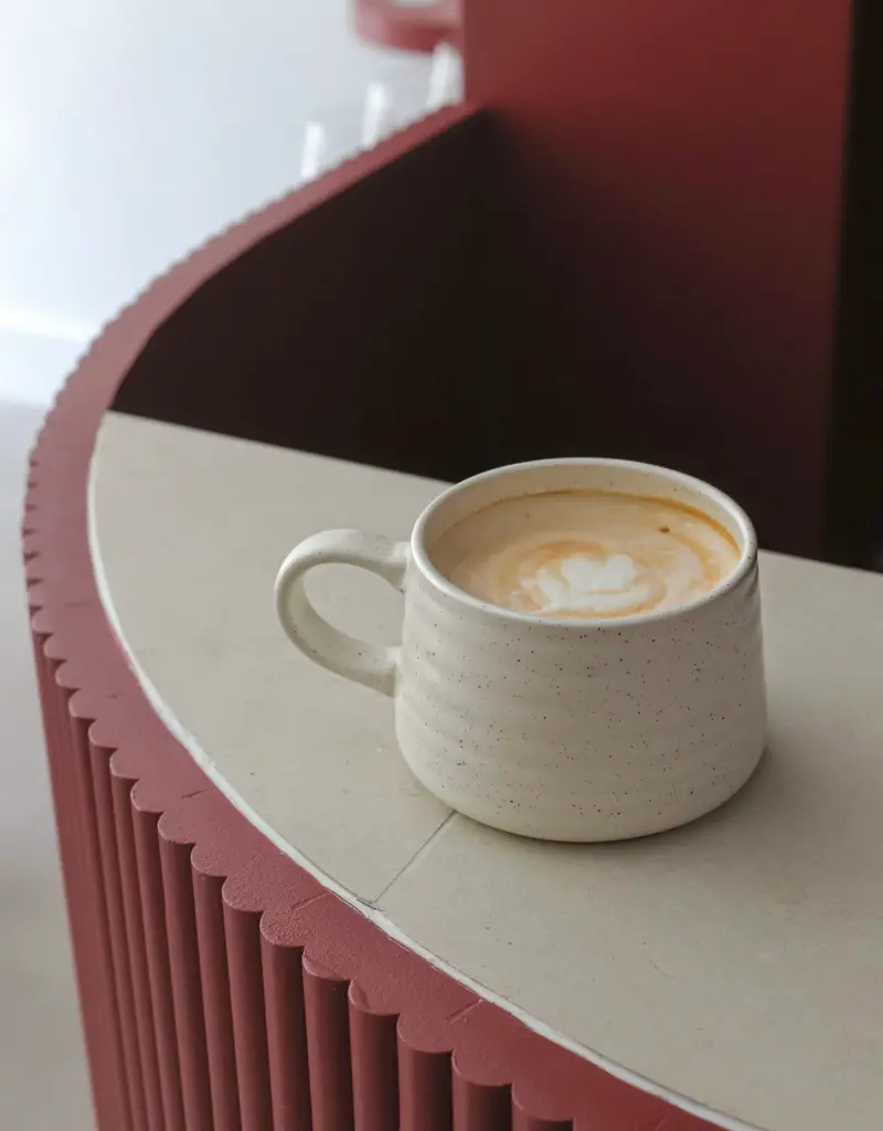 moi d'abord Tasse à café XL mouchetée