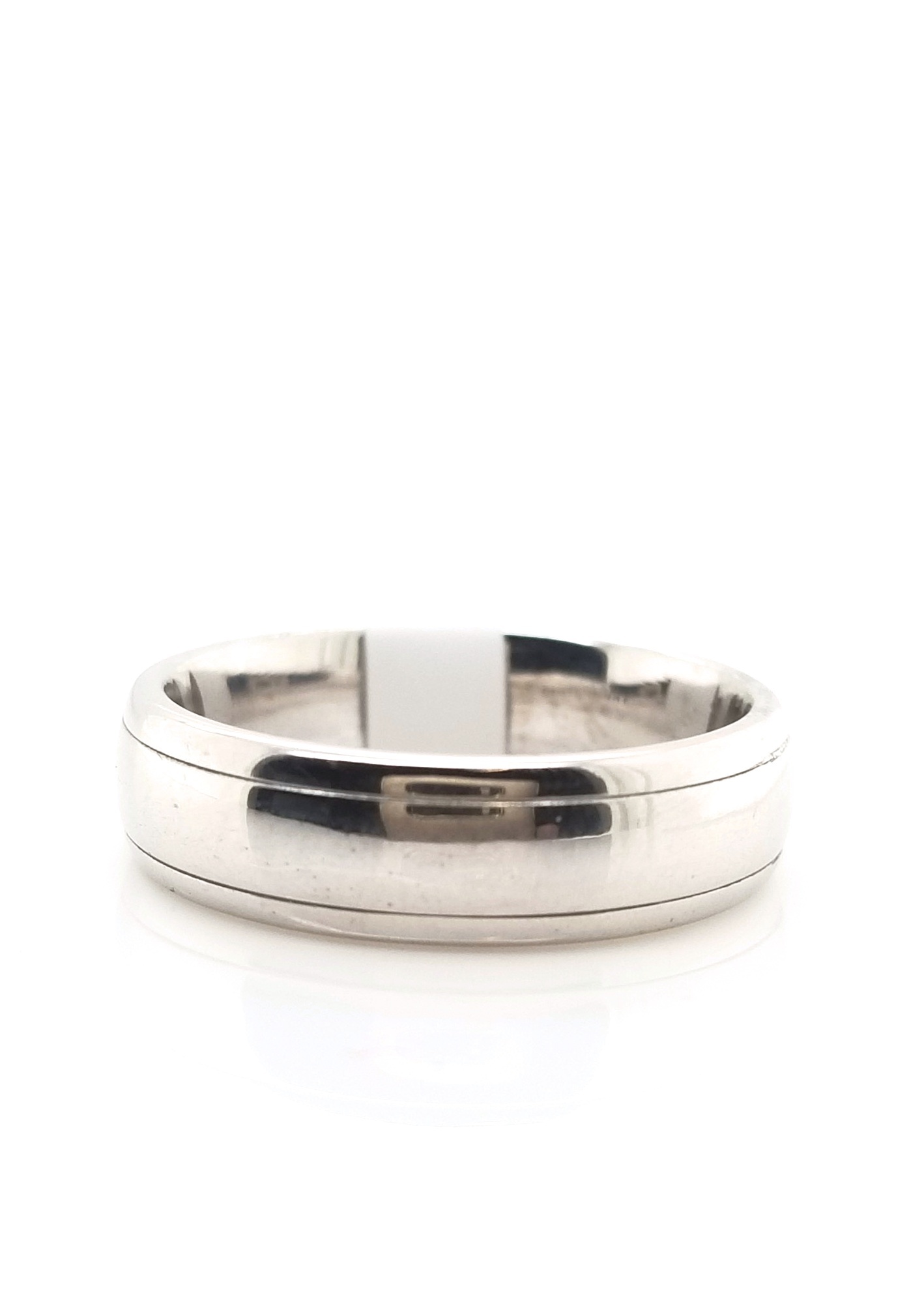 18kt wg half round band with edge size 8.5