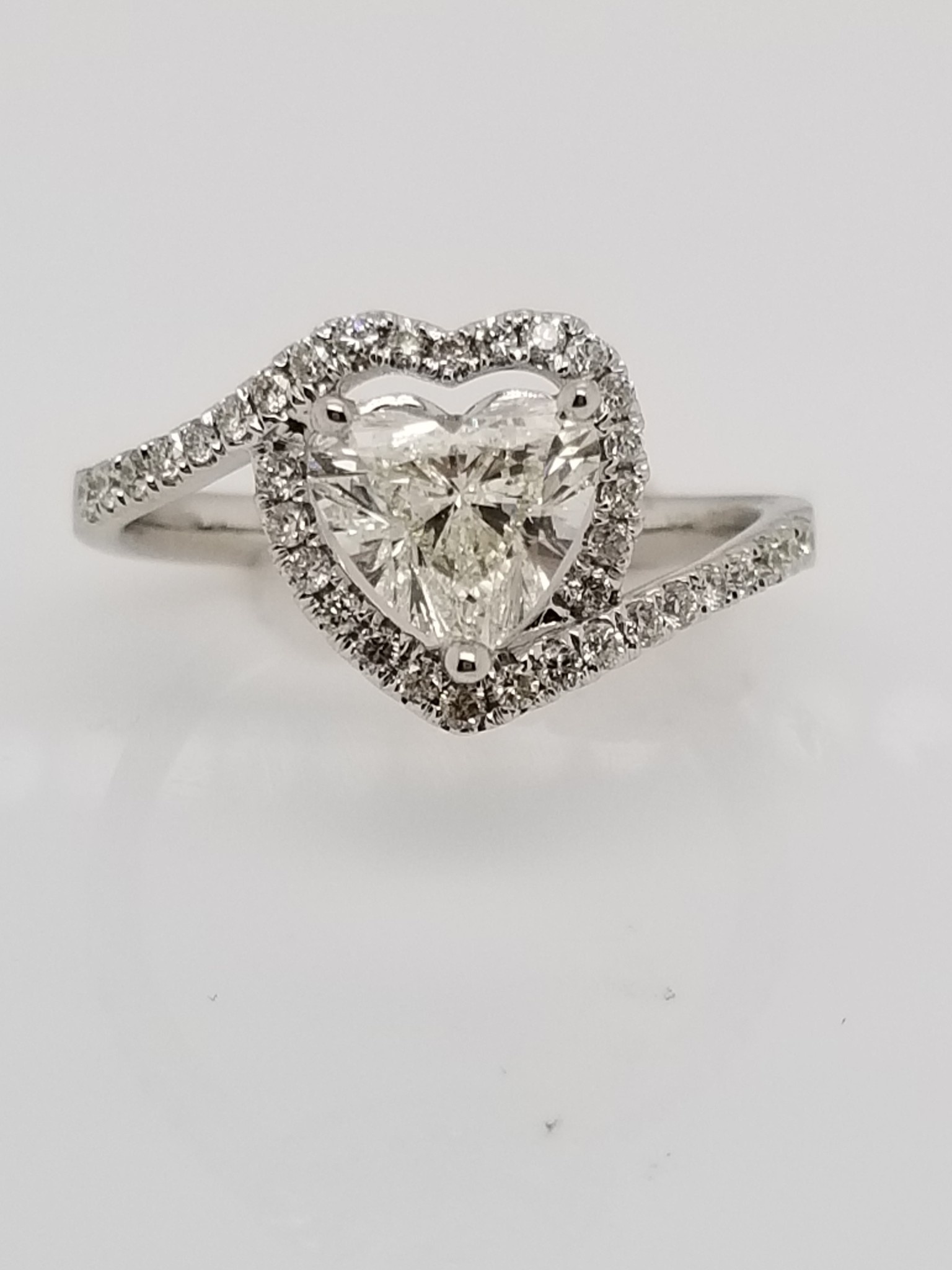 18kt White Gold Heart Diamond 0.96ct Ring